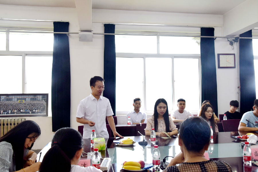 座谈会毕业生发言.jpg