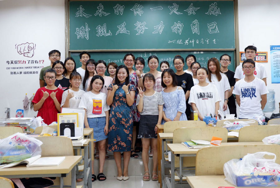 考研慰问合影2.jpg